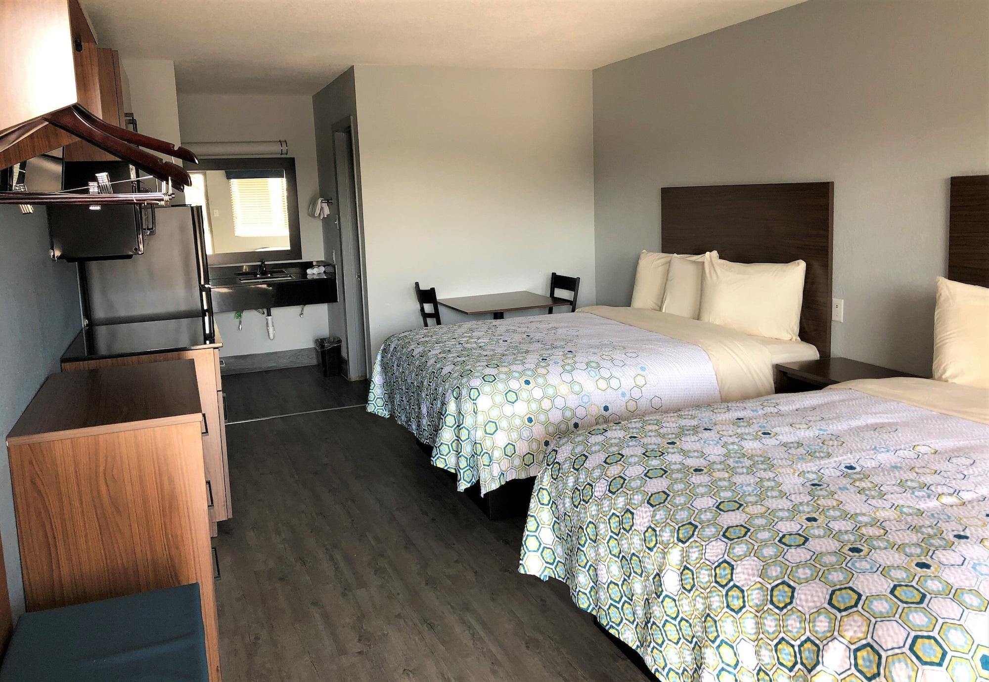 Motel Hometowne By Red Roof E - Frost Bank Center San Antonio