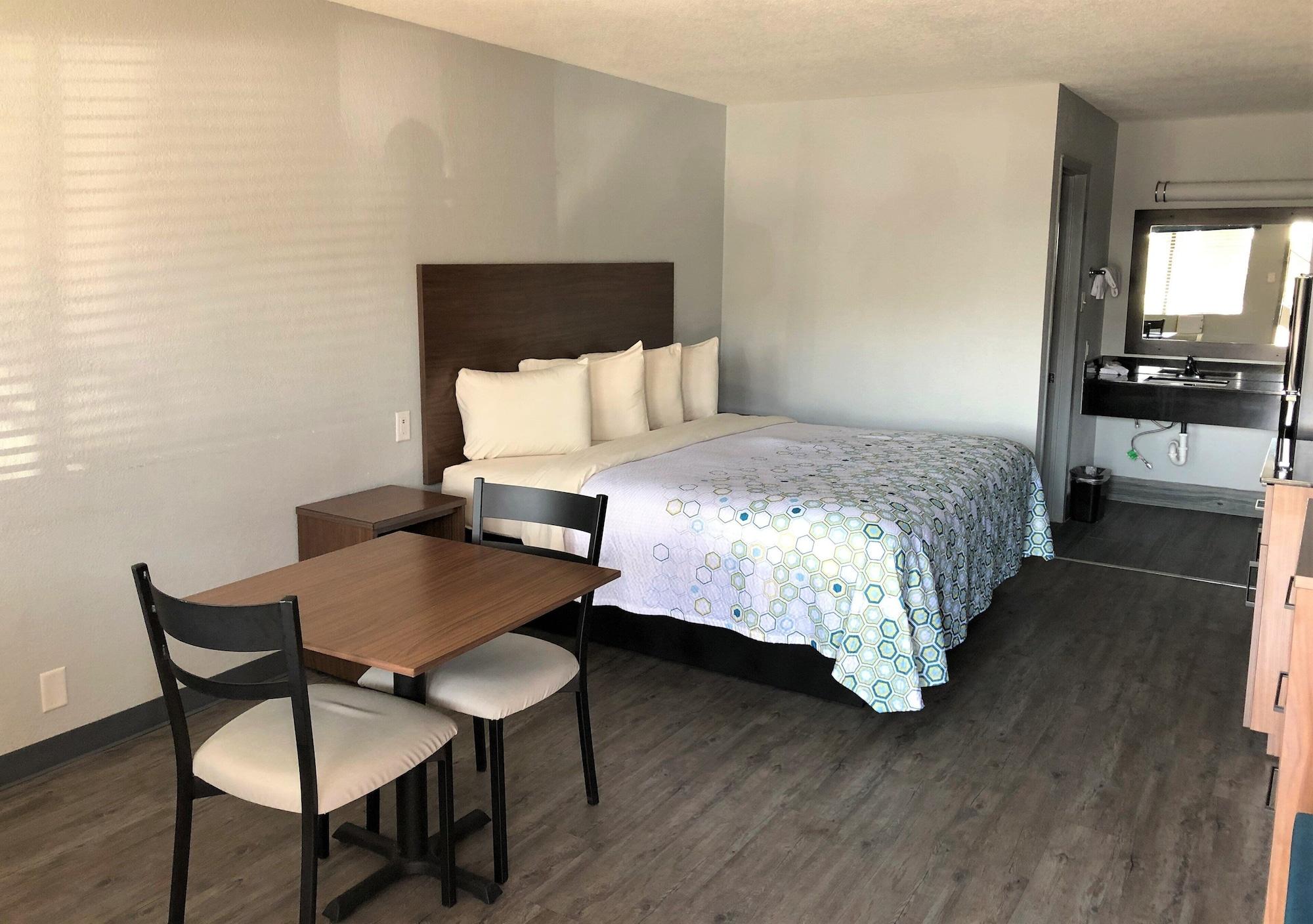 Hometowne By Red Roof E - Frost Bank Center Motel 2*