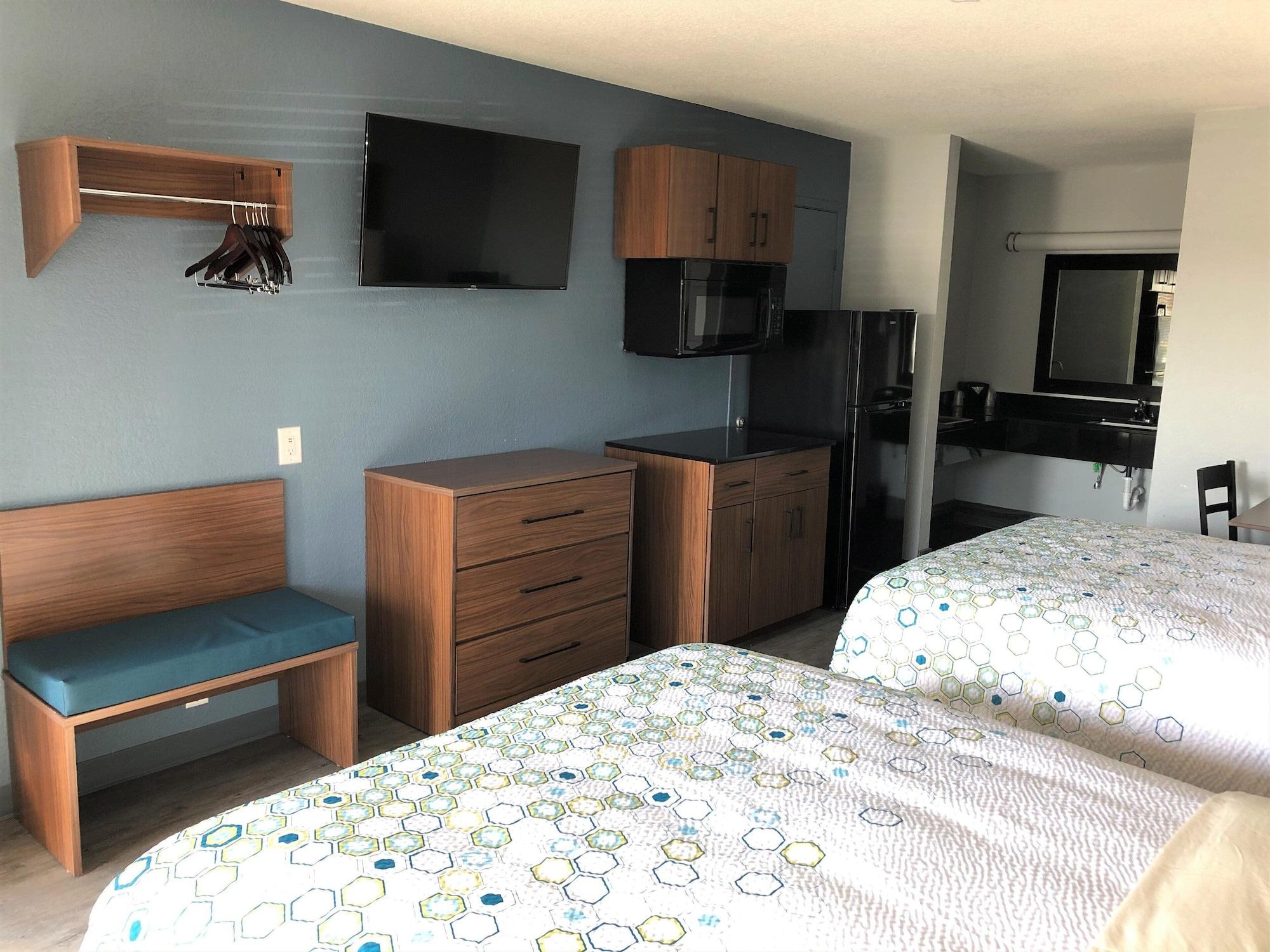 Hometowne By Red Roof E - Frost Bank Center Motel 2*