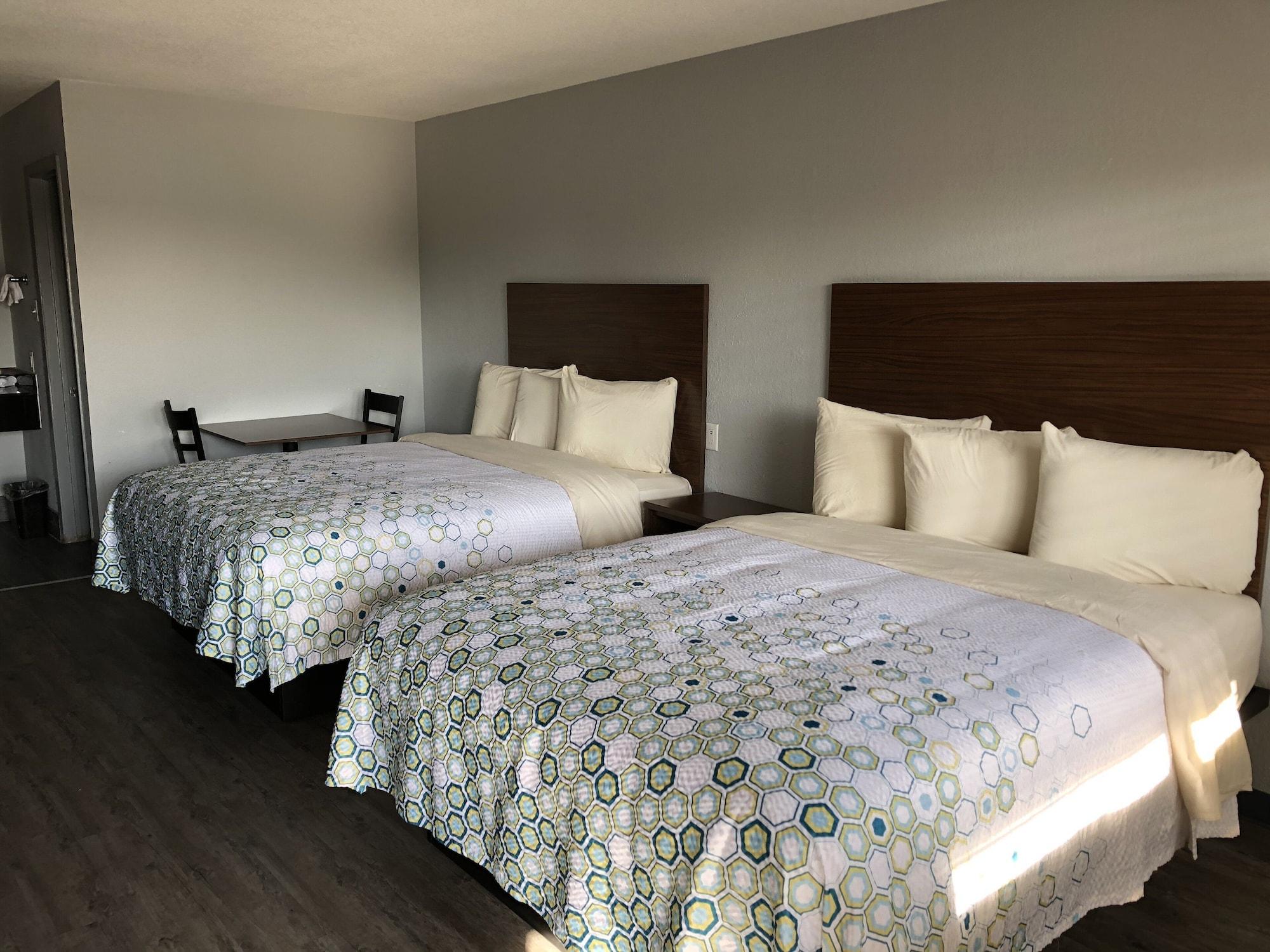 Hometowne By Red Roof E - Frost Bank Center Motel 2*