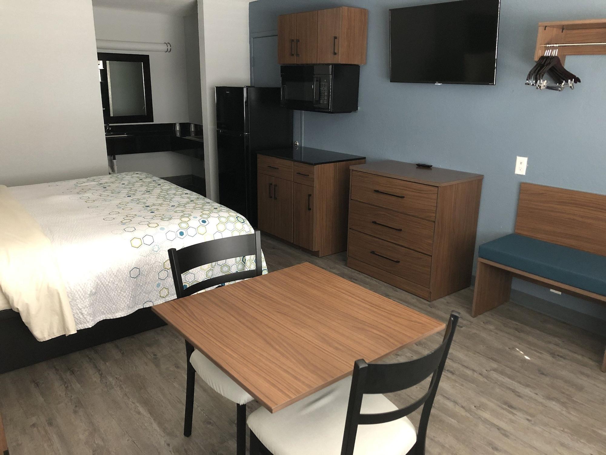 Motel Hometowne By Red Roof E - Frost Bank Center San Antonio