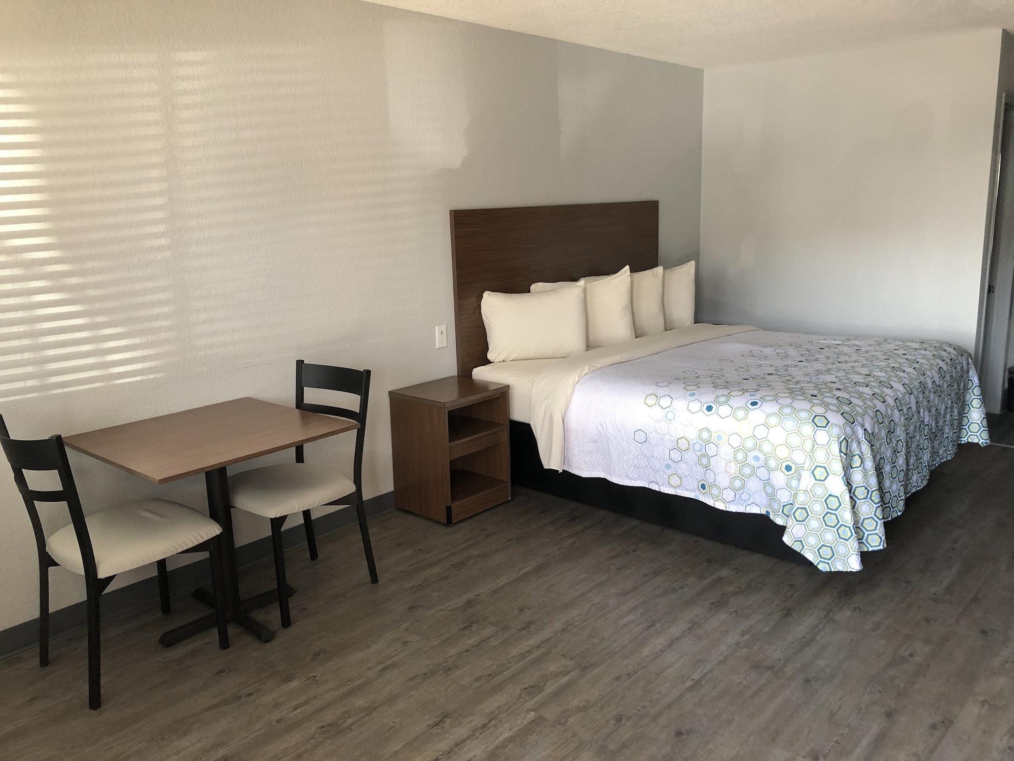 Motel Hometowne By Red Roof E - Frost Bank Center San Antonio