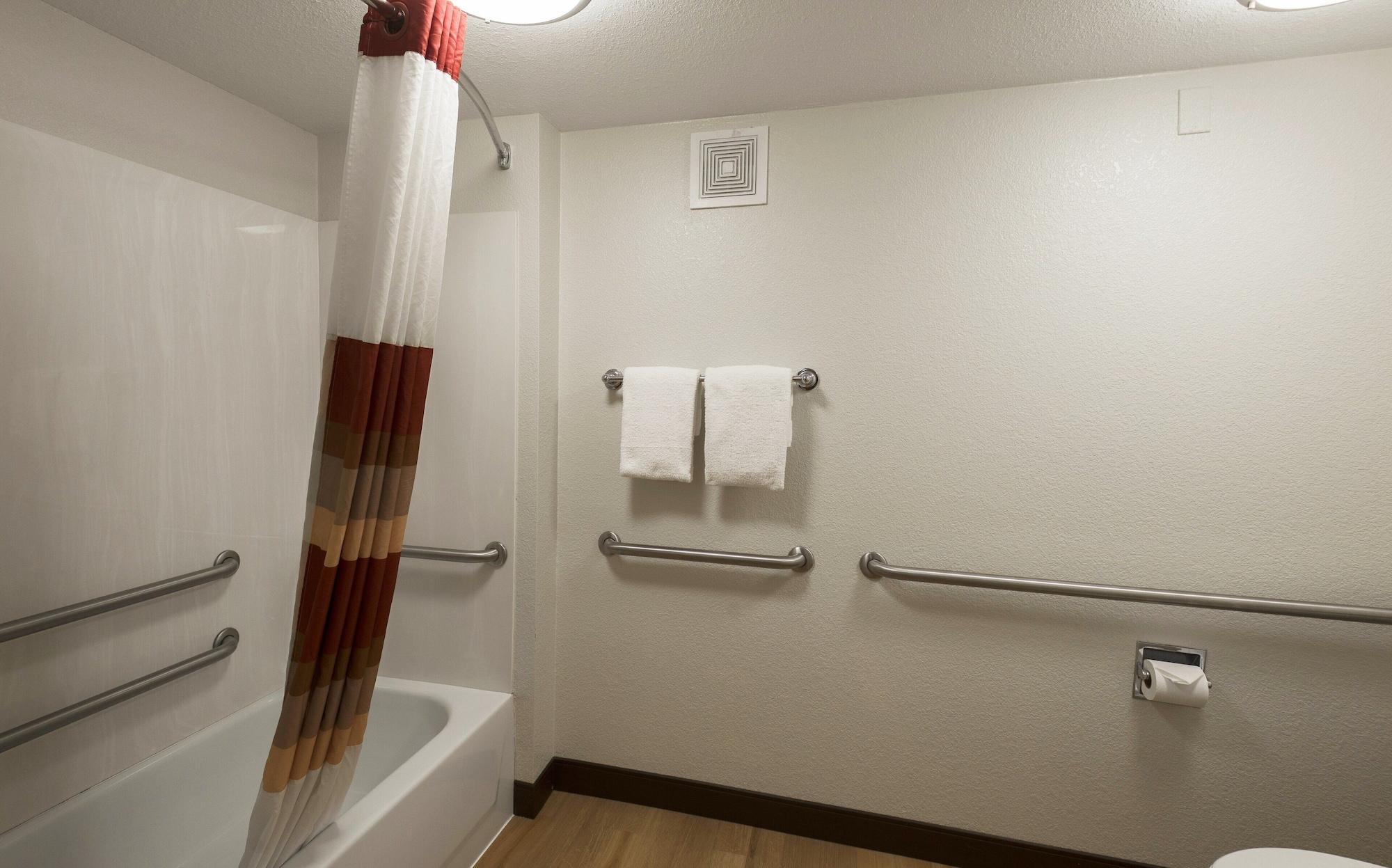 Red Roof Airport Motel 2*