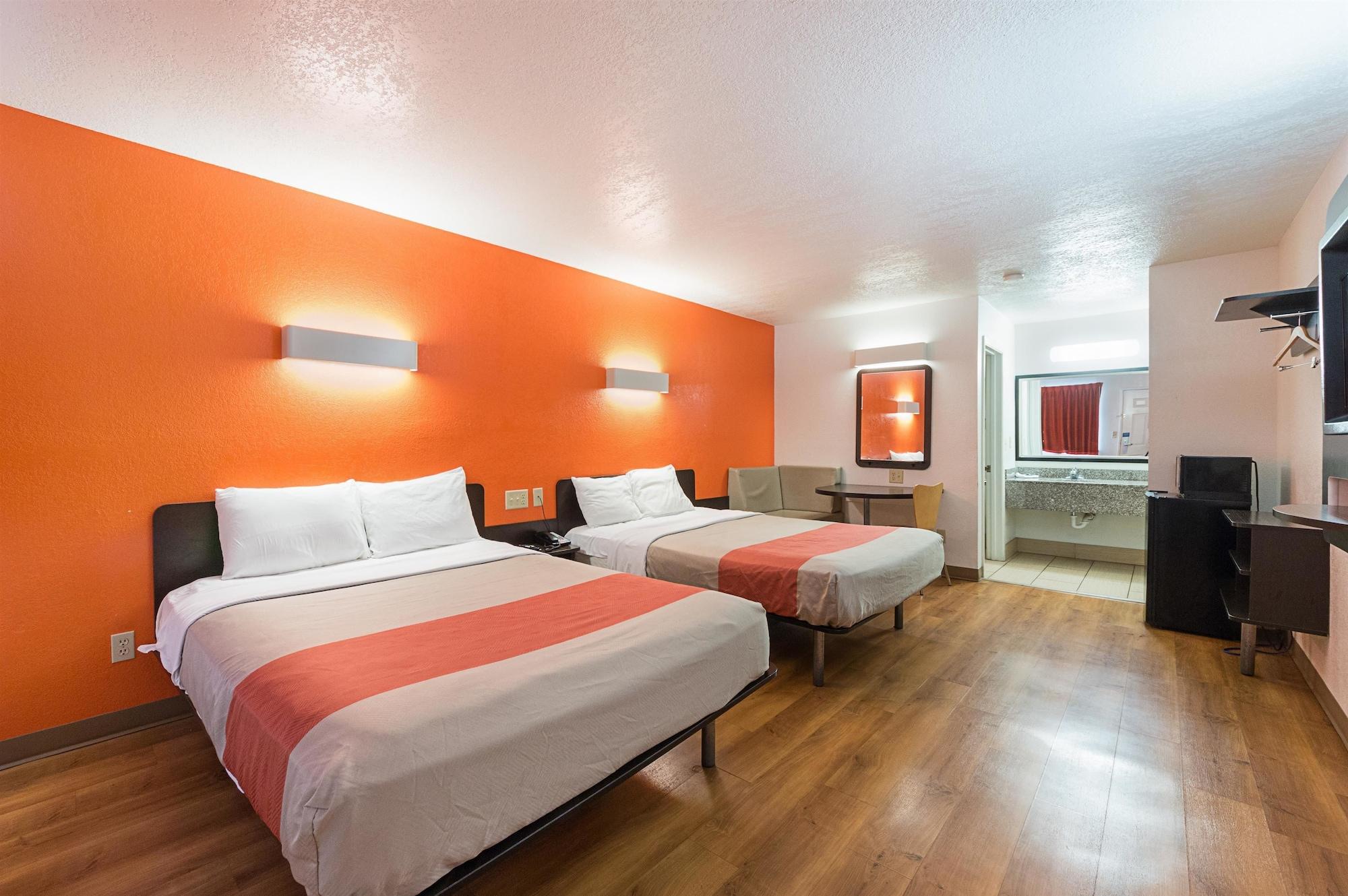 Hotel 6-san Antonio, Tx - Fiesta Trails 2*