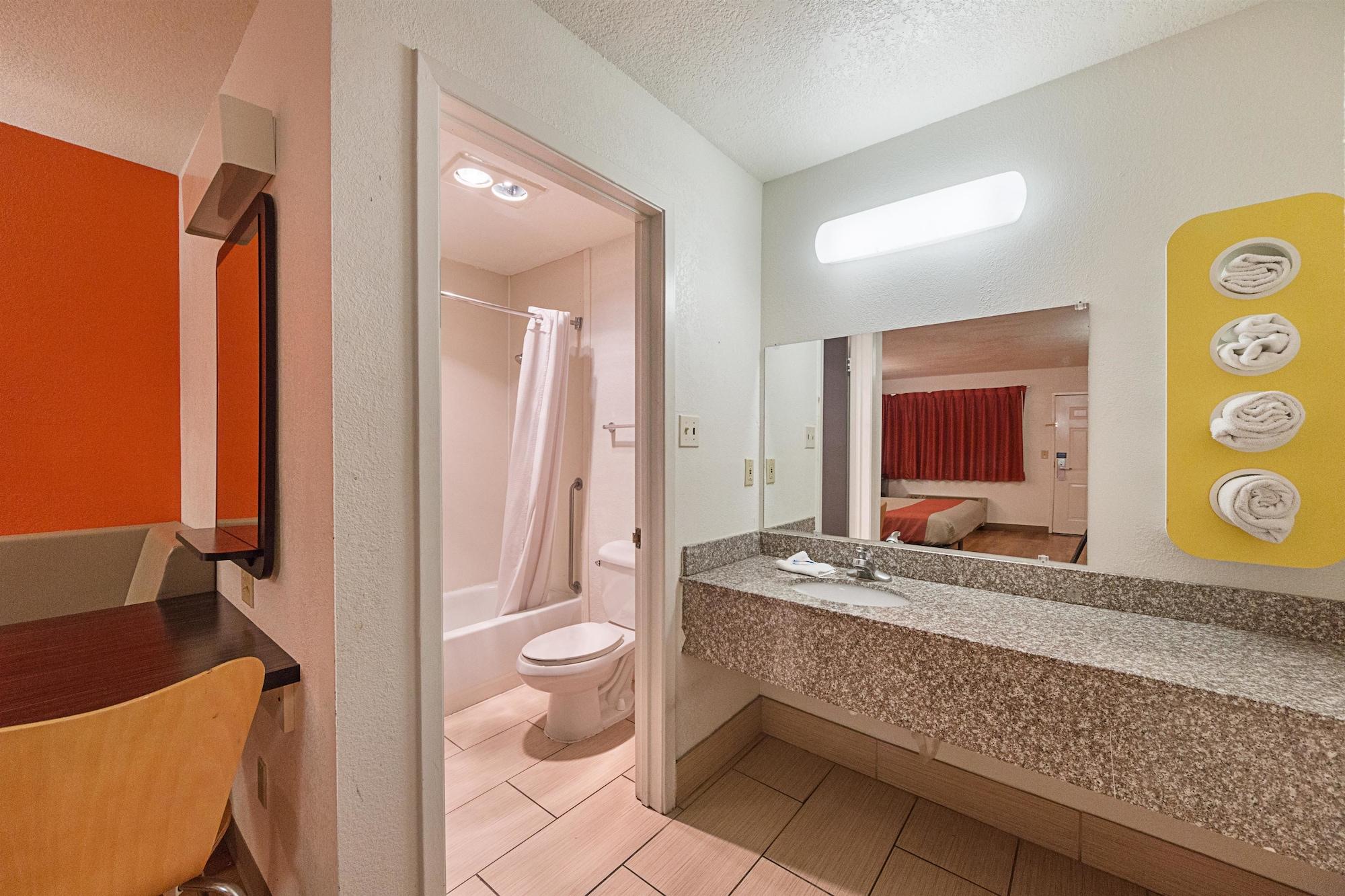Hotel 6-san Antonio, Tx - Fiesta Trails 2*
