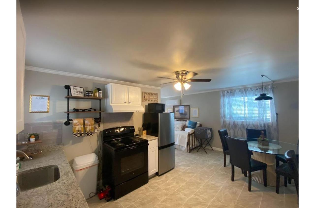 Guest house Stunning Cozy Downtown San Antonio