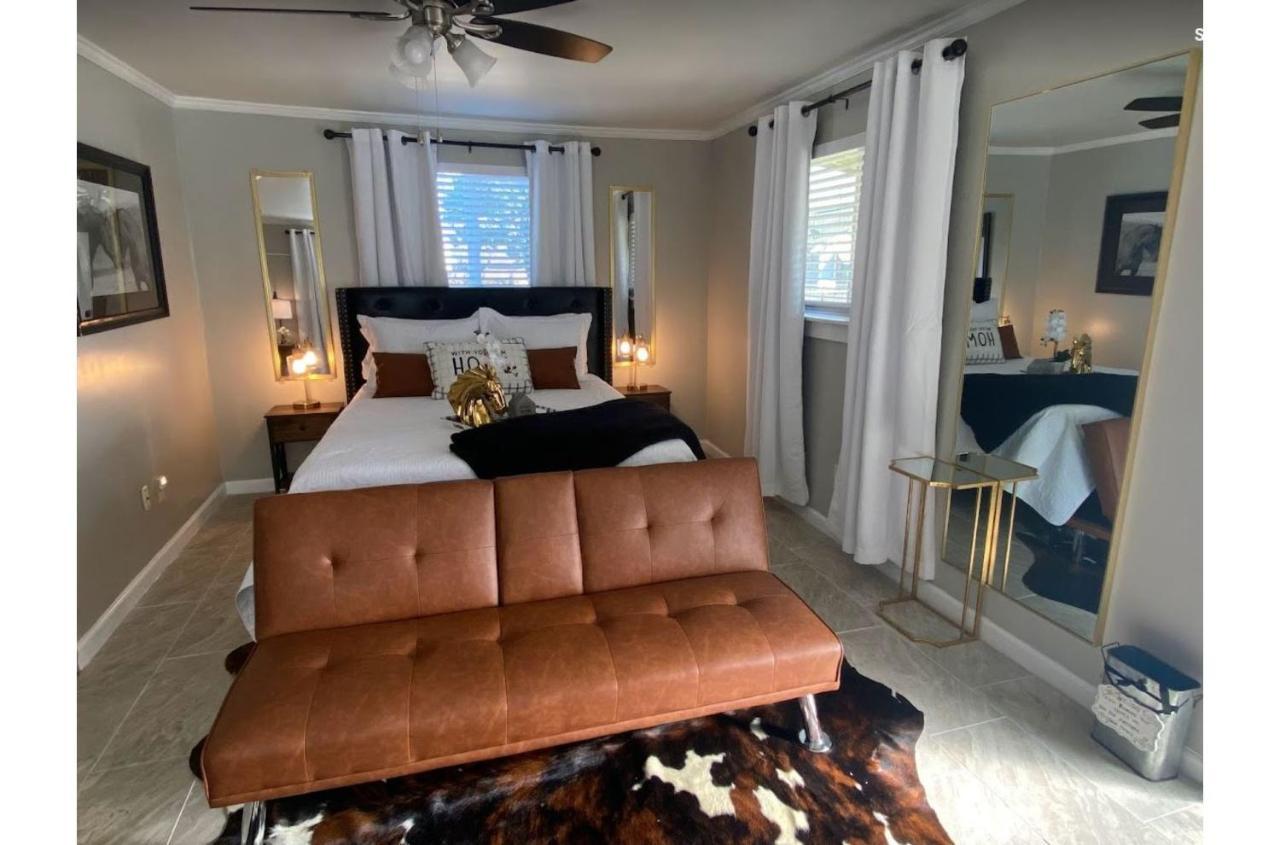 Stunning Cozy Downtown Guest house *