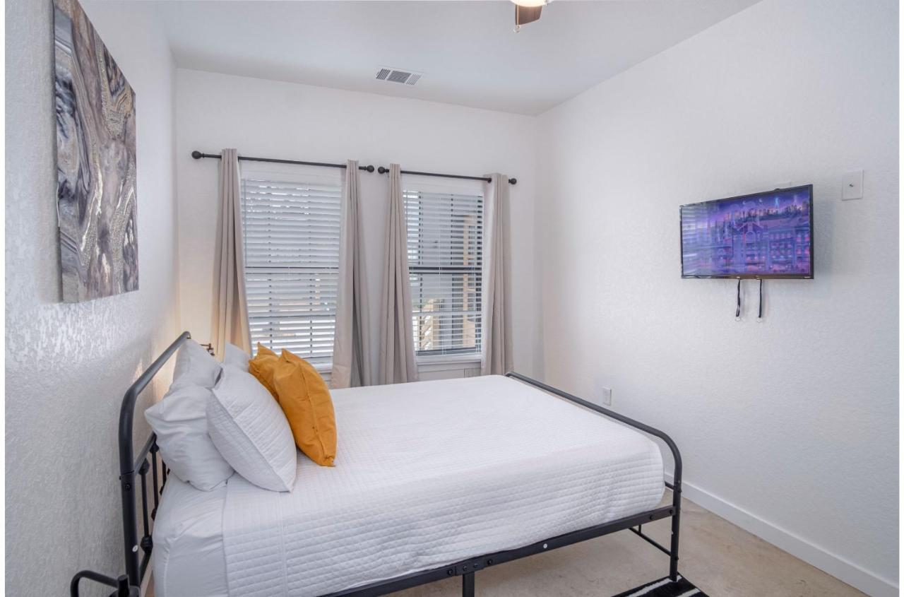 Brand New 4 Stylish 3br Near Exciting Downtown Apartment *