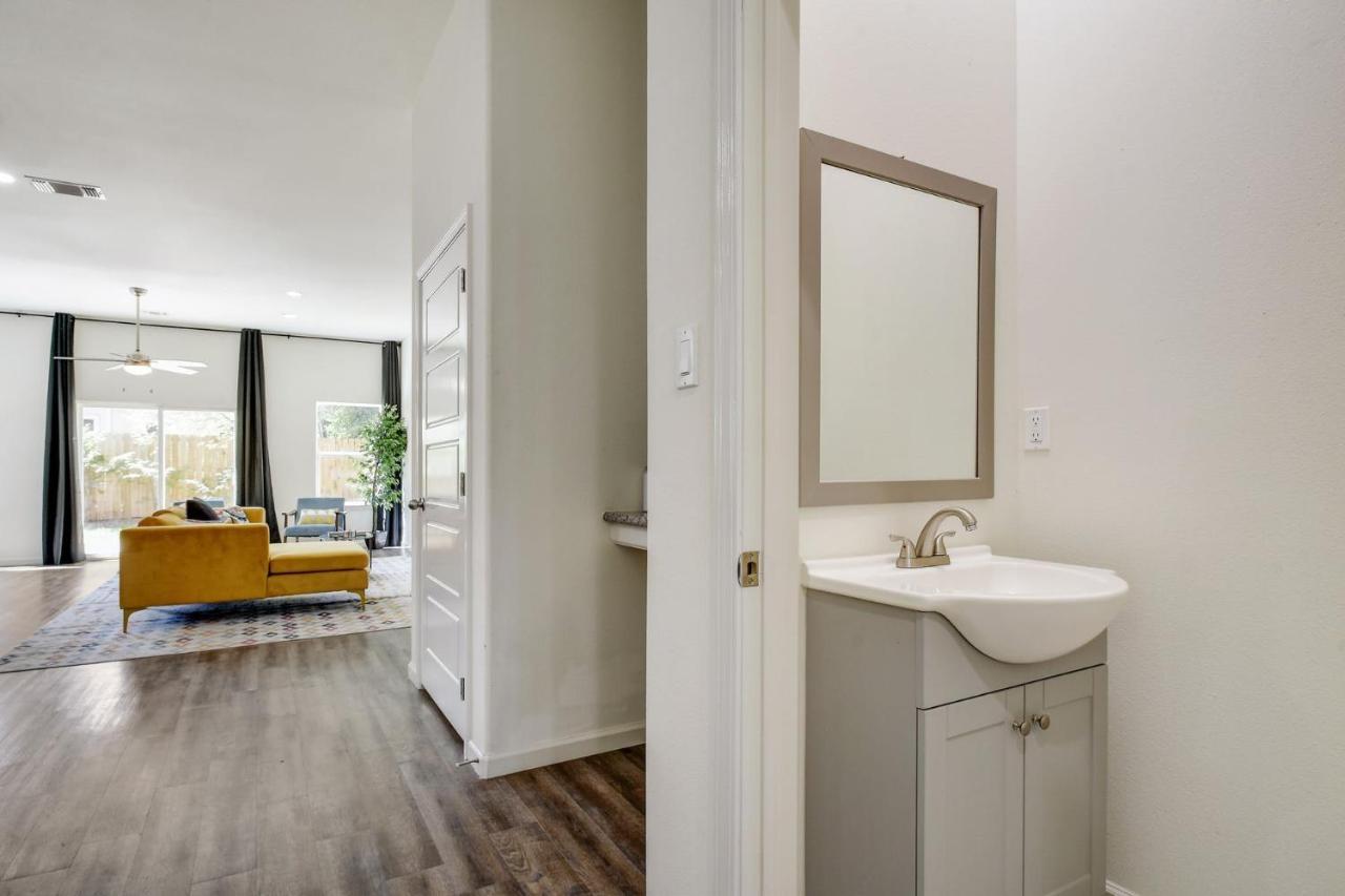 Holiday home Family Stay! Near Downtown, Coffee Bar, King Bed
