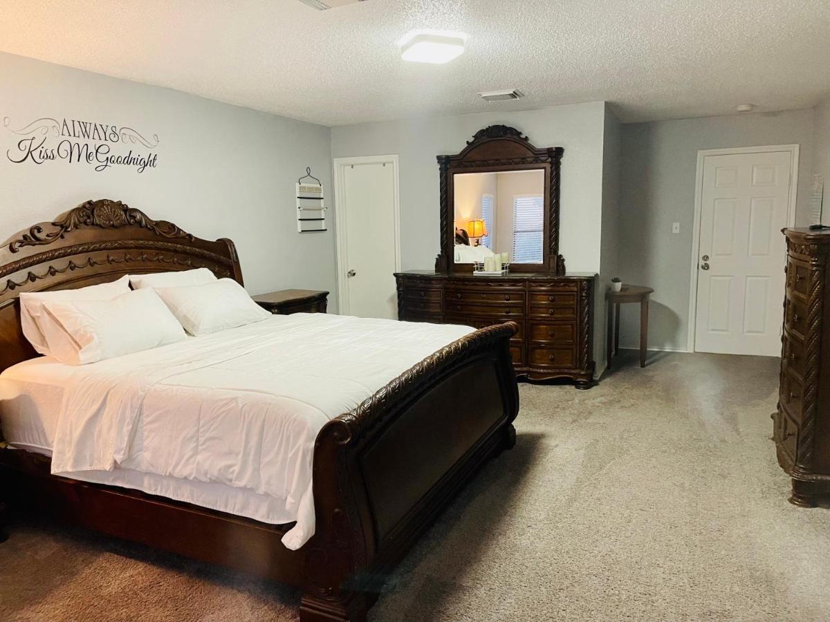 Holiday home Lovely Spacious Near Randolph, Six Flags, Seaworld, Riverwalk And Lackland *