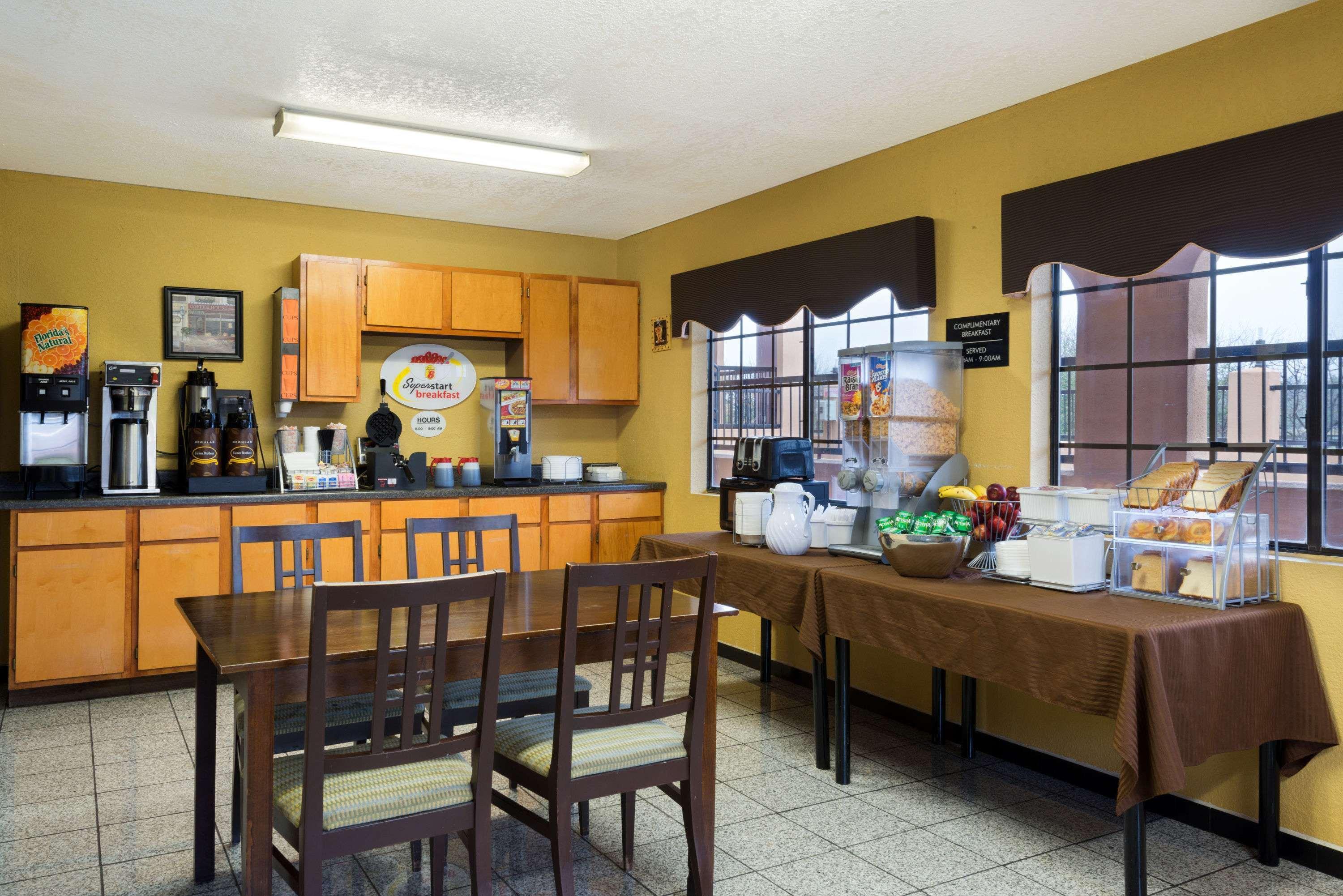 Super 8 By Wyndham San Antonio/riverwalk Area Hotel San Antonio