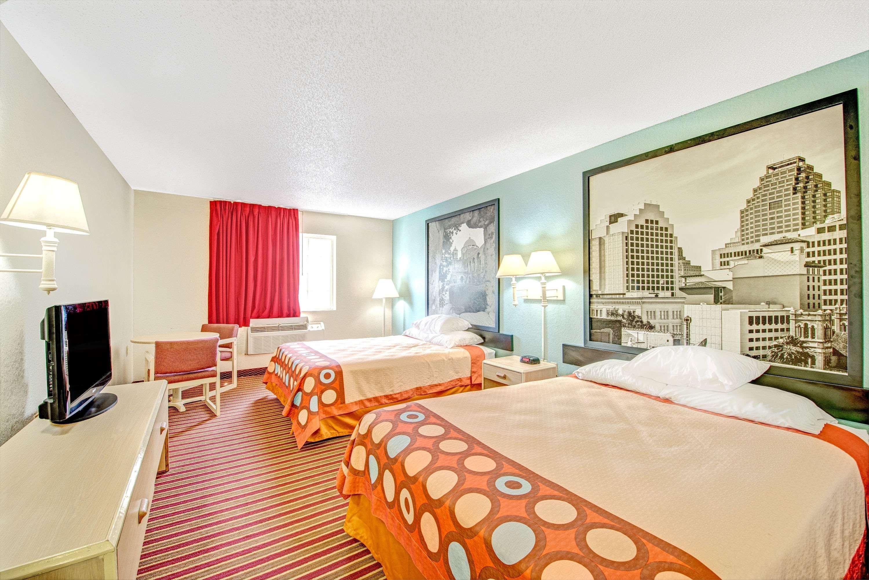 Super 8 By Wyndham San Antonio/fiesta 2*