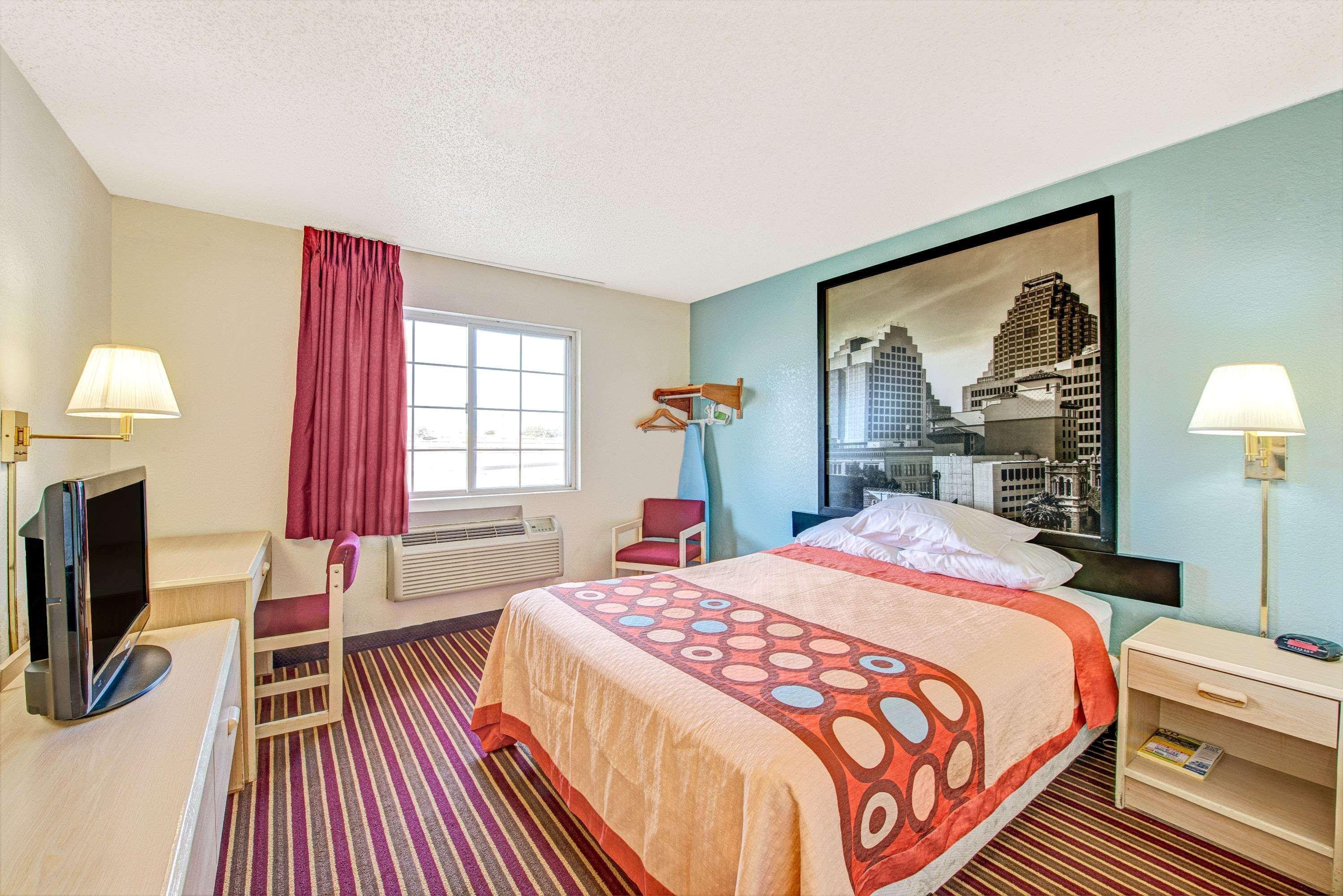 Super 8 By Wyndham San Antonio/fiesta 2*