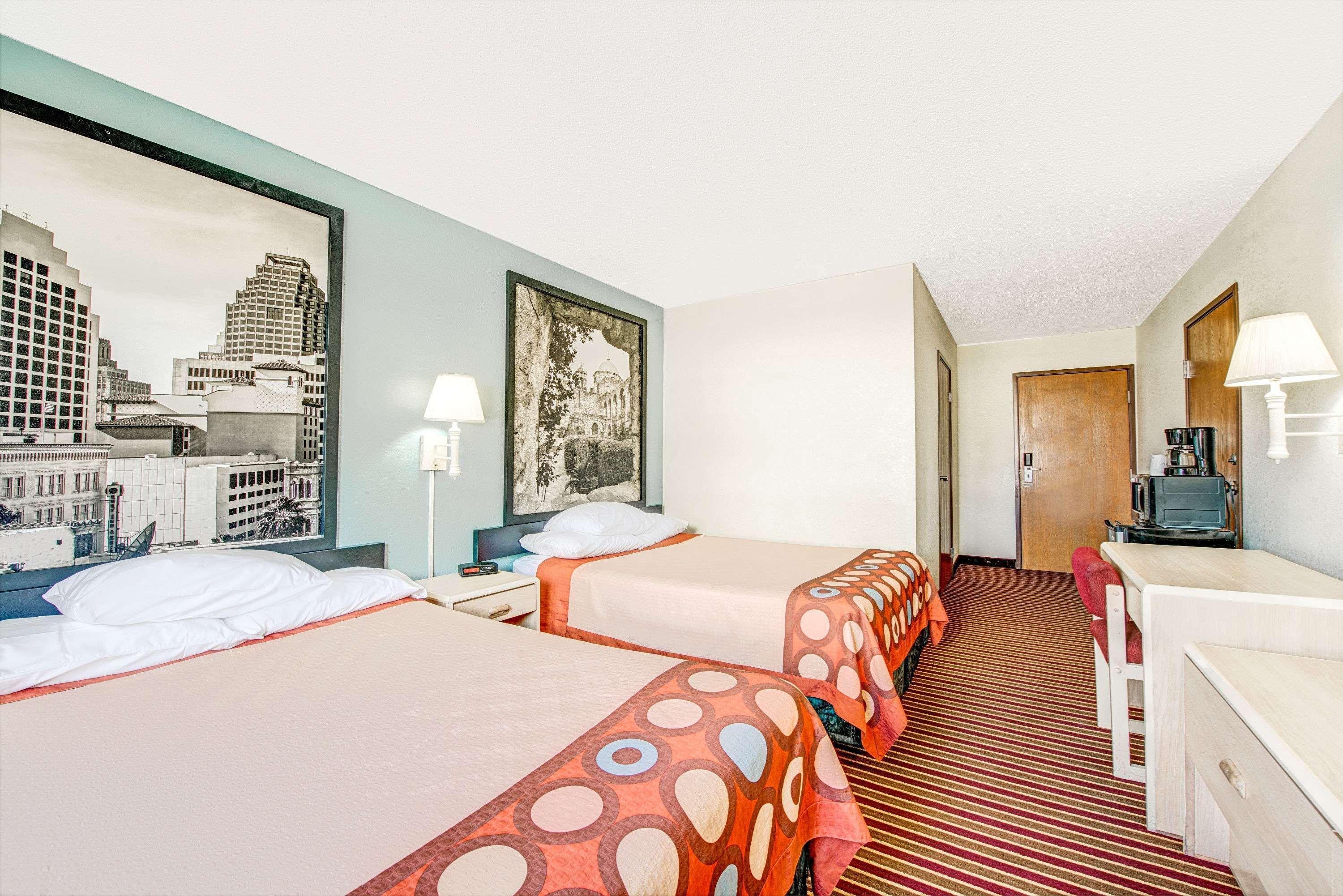 Super 8 By Wyndham San Antonio/fiesta Hotel San Antonio