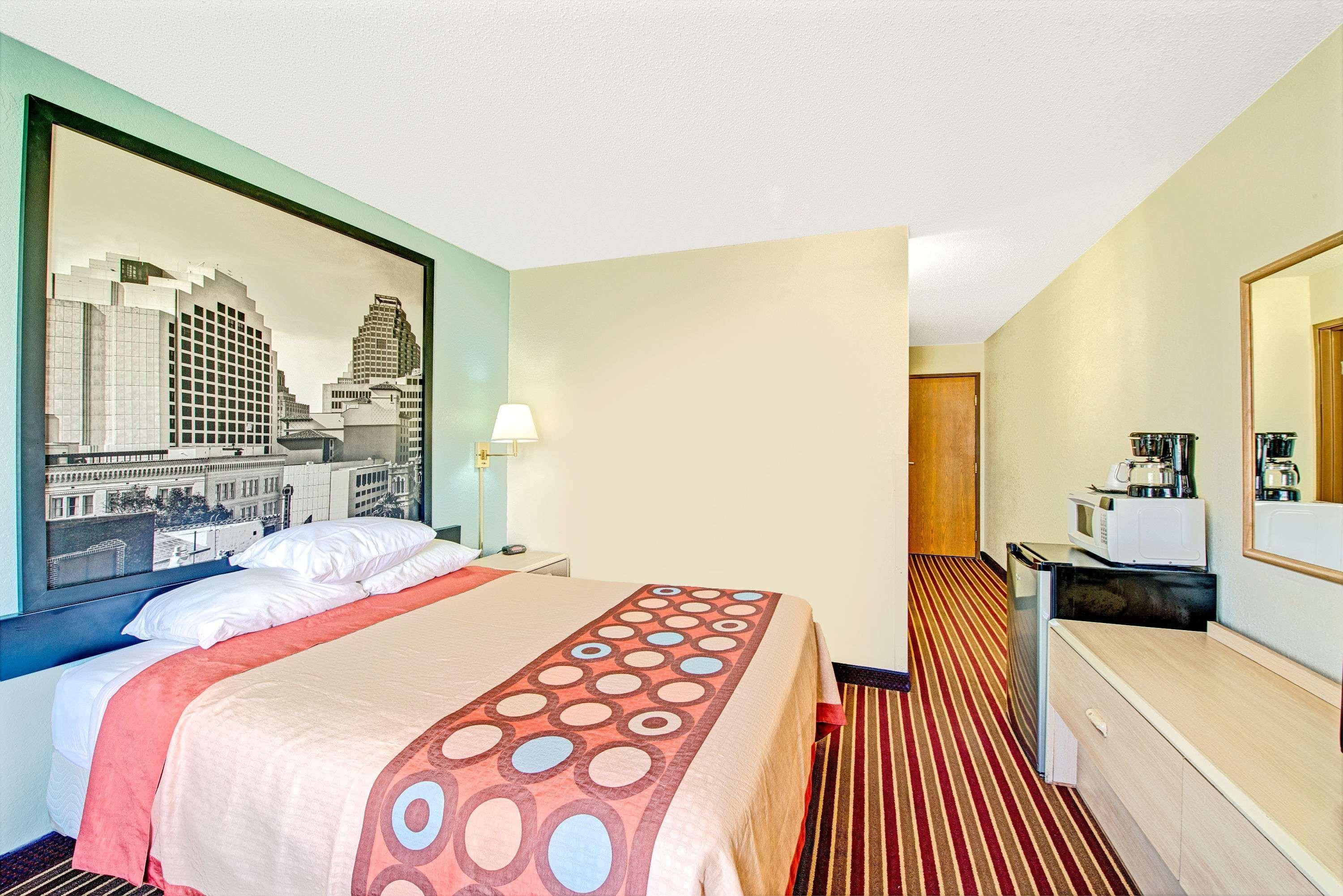 Super 8 By Wyndham San Antonio/fiesta 2*
