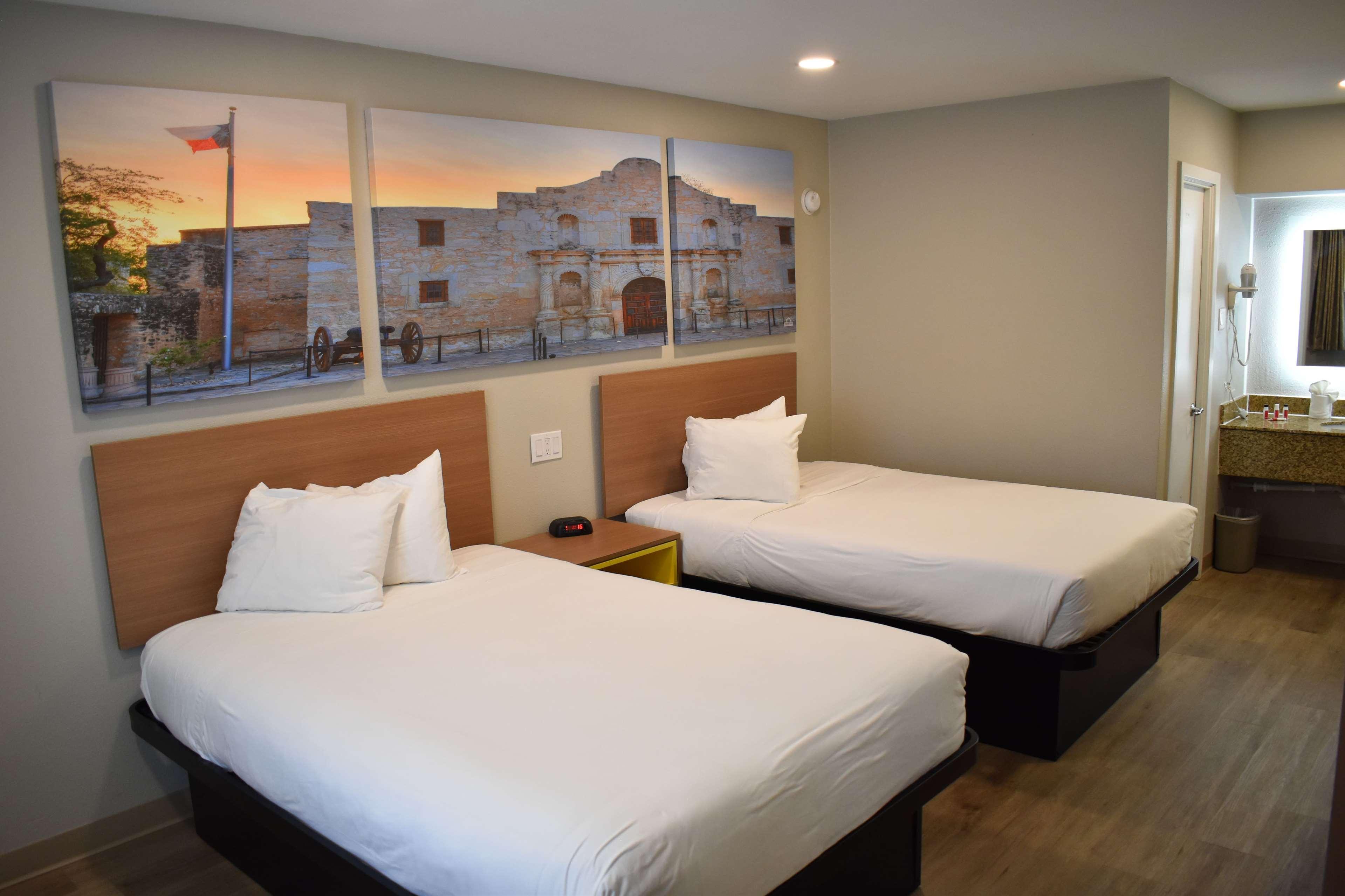 Days By Wyndham Alamo/riverwalk 2*
