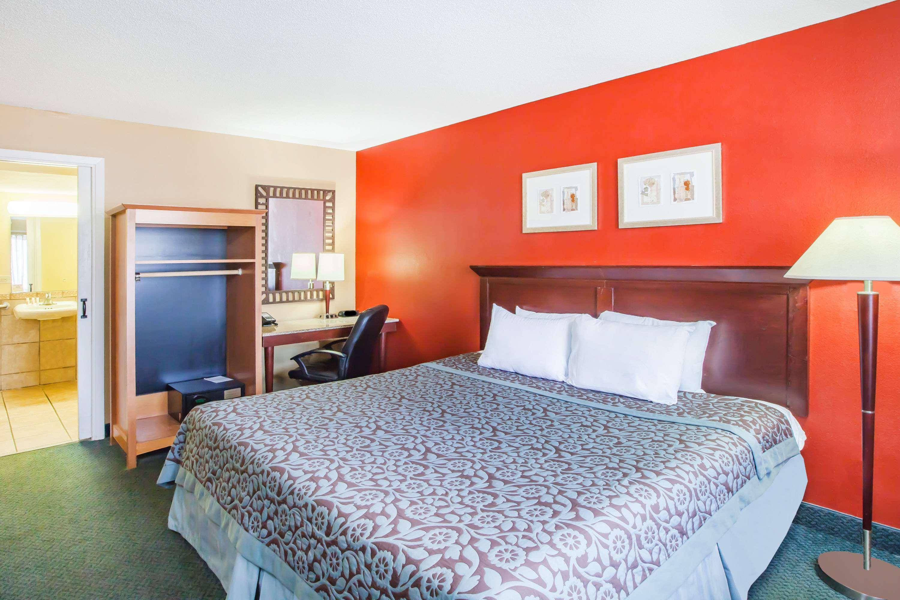 Days By Wyndham Alamo/riverwalk Motel San Antonio