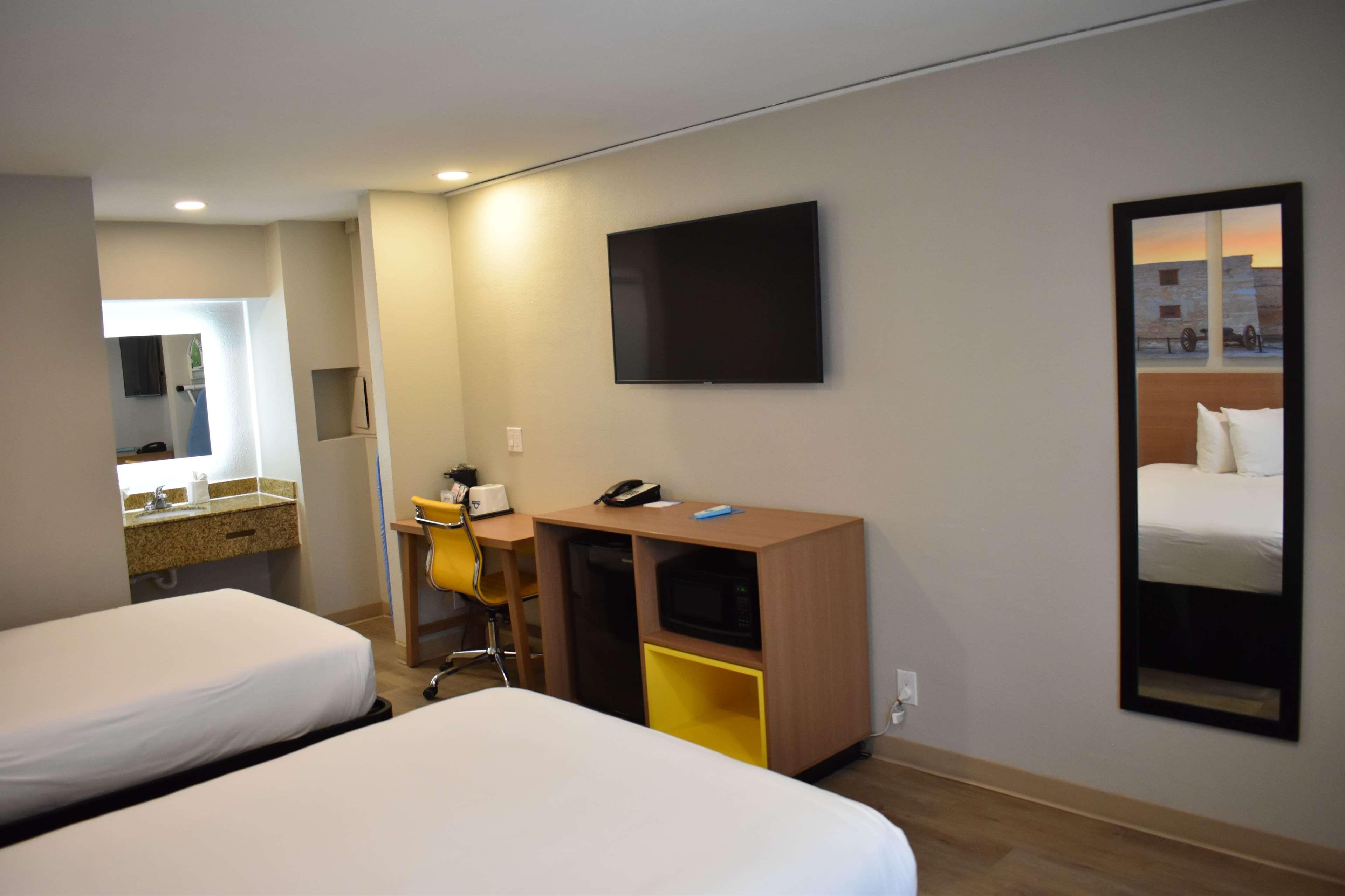 Days By Wyndham Alamo/riverwalk 2* San Antonio