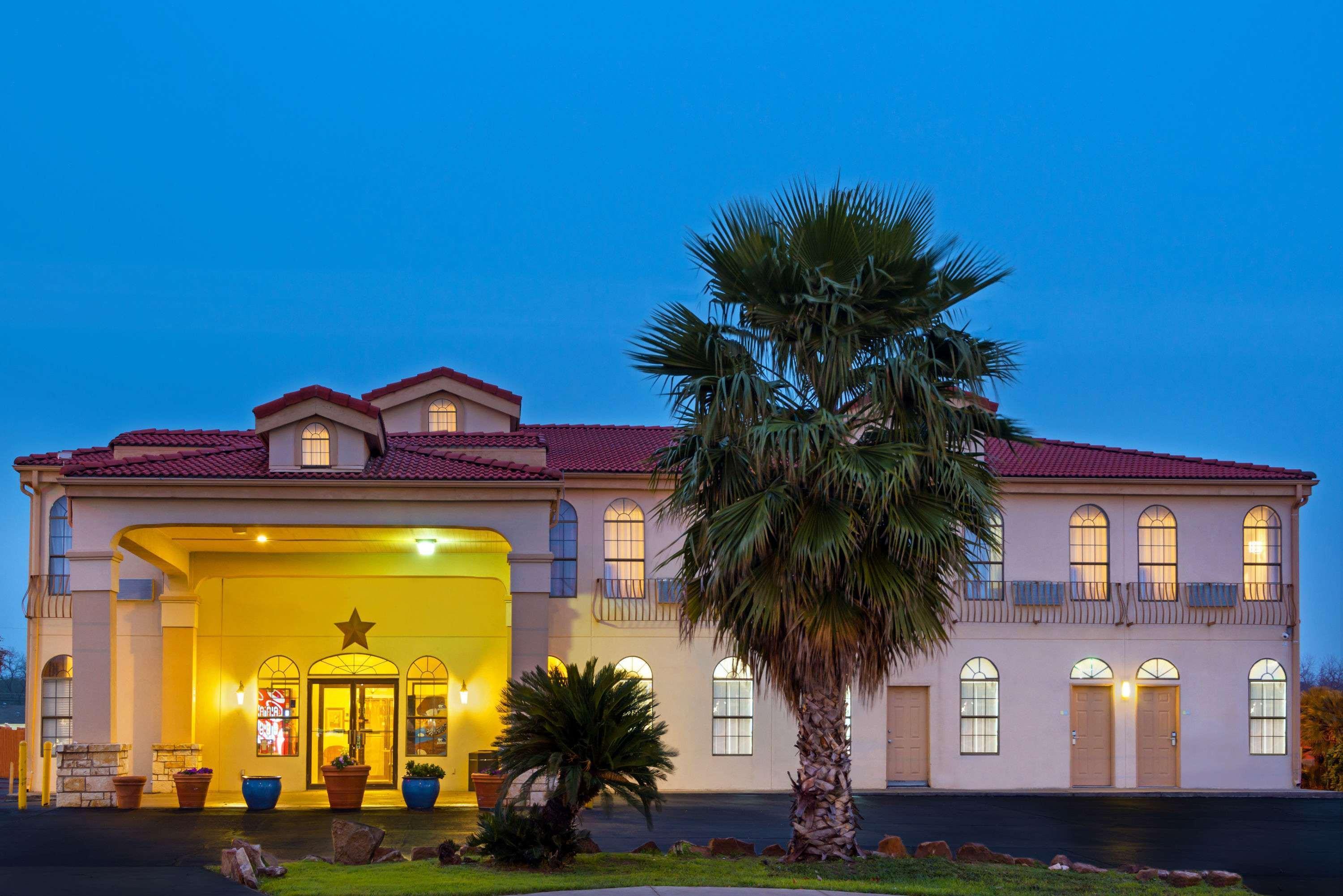 Days By Wyndham Near Seaworld San Antonio