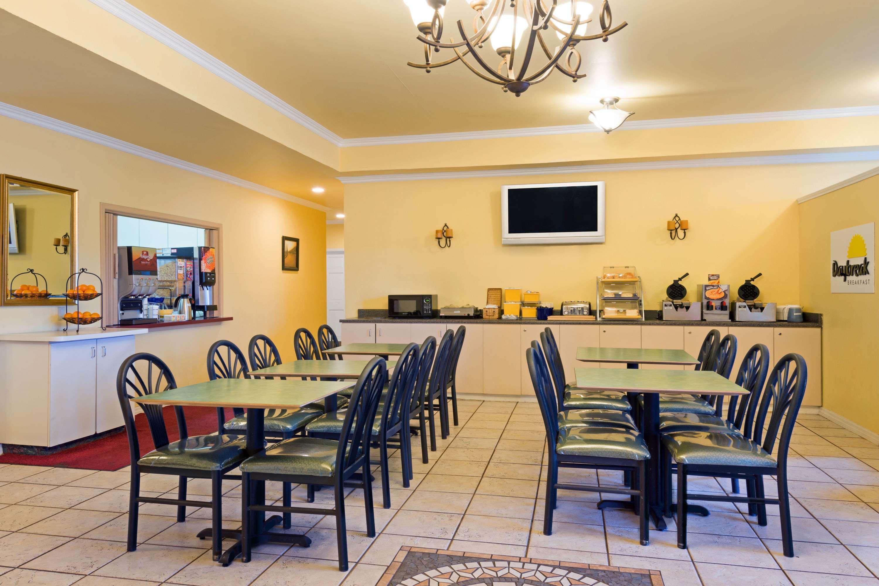 Hotel Days By Wyndham Near Seaworld San Antonio