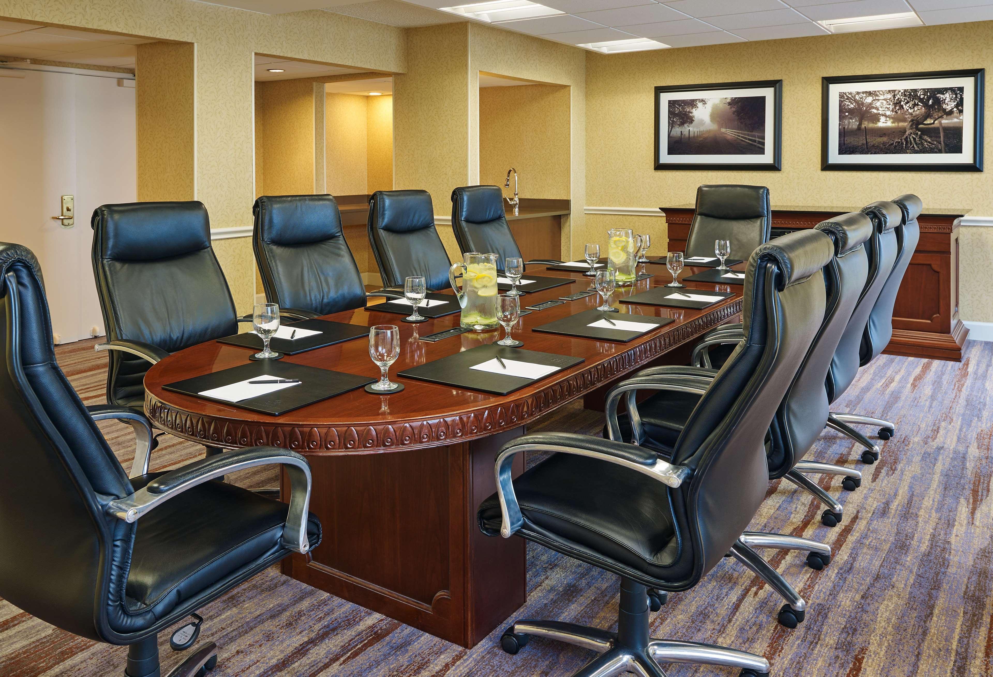 Hotel Doubletree By Hilton Airport 3*