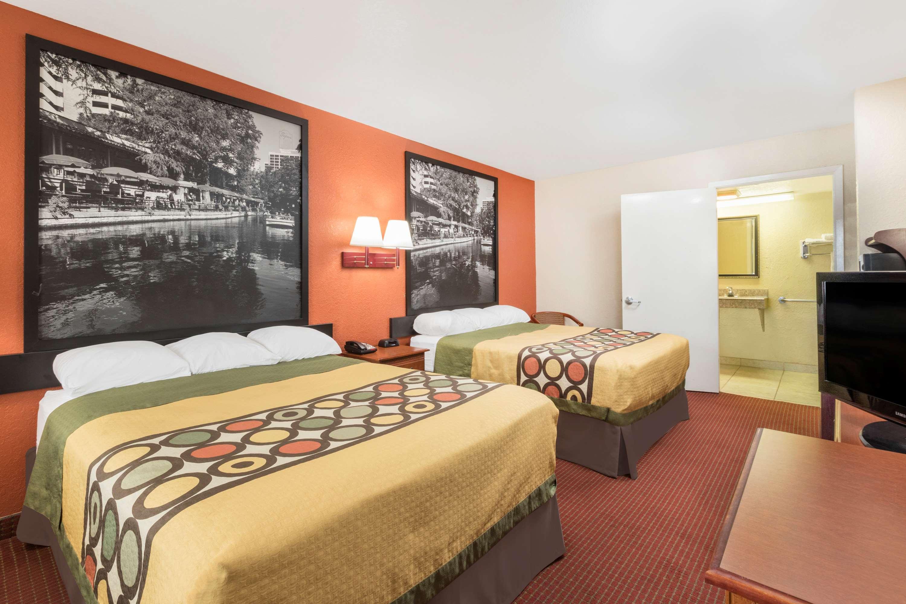 Motel Super 8 By Wyndham At I-10 San Antonio