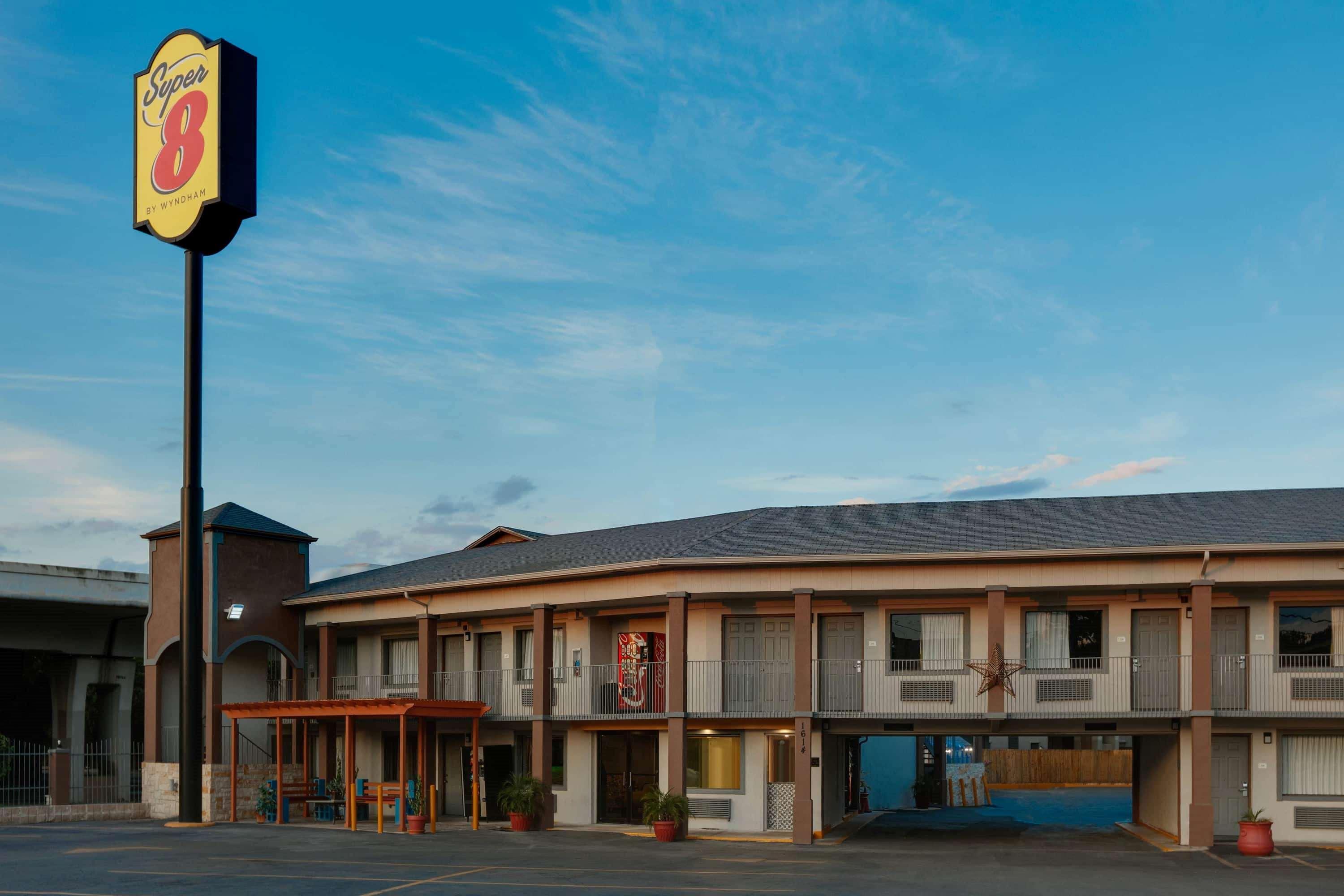 Motel Super 8 By Wyndham Pearl District Downtown San Antonio