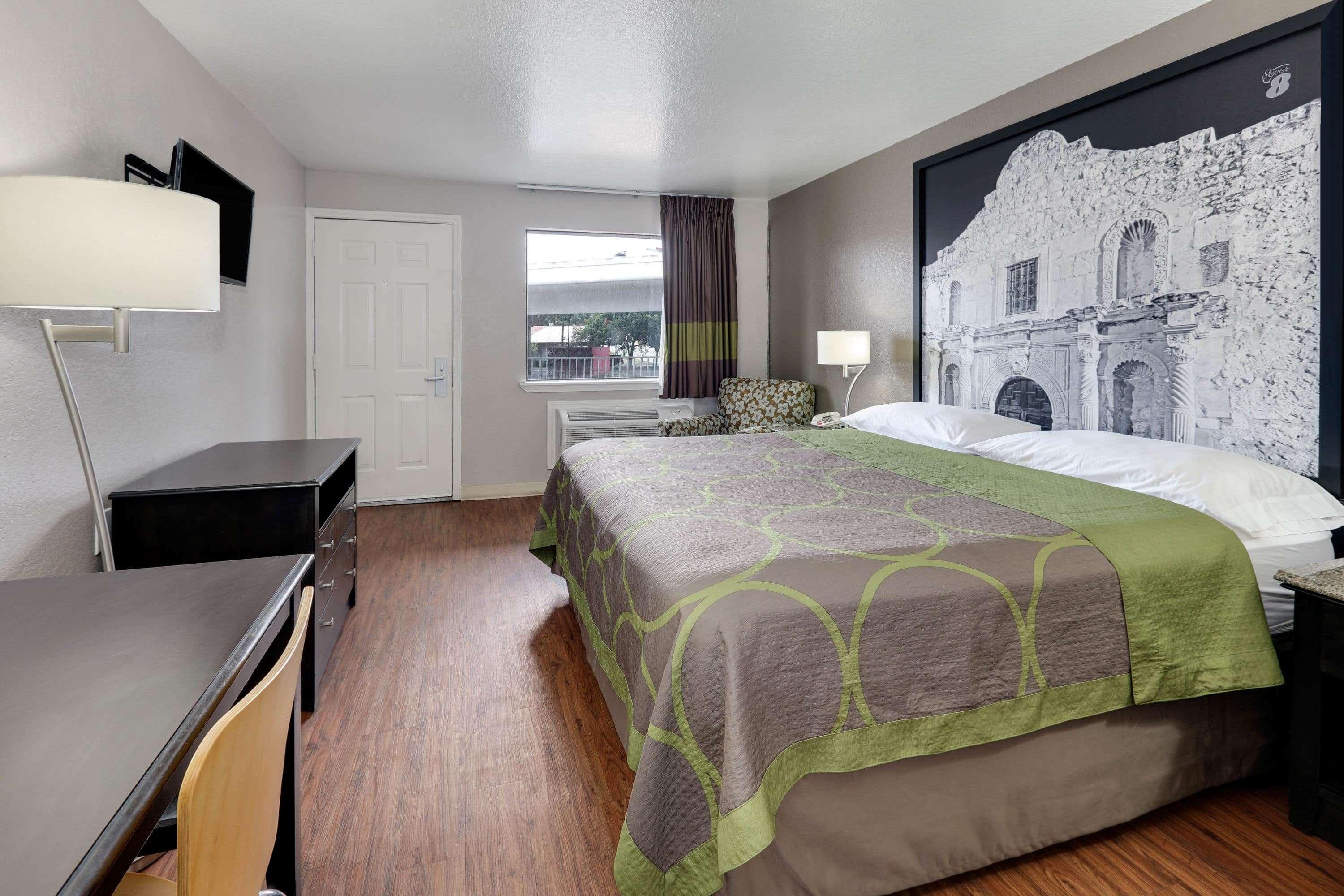 Super 8 By Wyndham Pearl District Downtown Motel