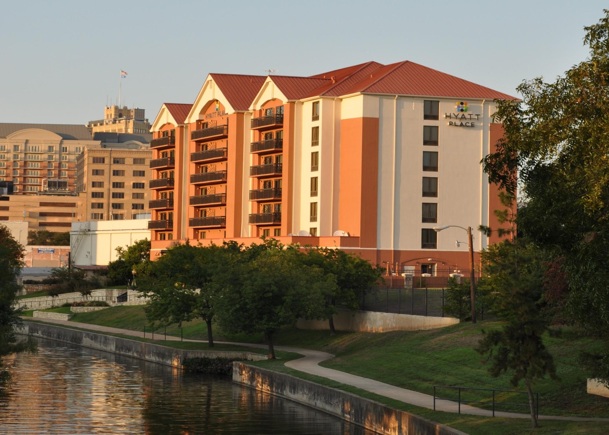 Hyatt Place Riverwalk 3*
