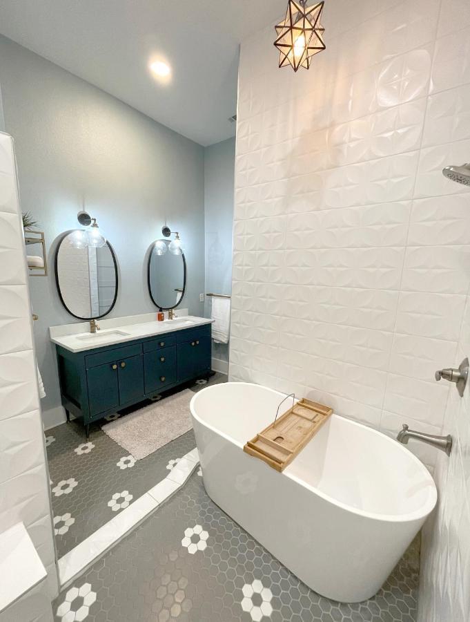 Gem, Spacious With Pool In Desirable Monte Vista Holiday home