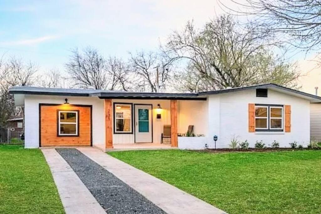 Modern In Central San Antonio! Holiday home