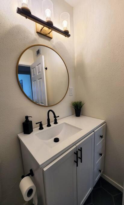 Modern In Central San Antonio! Holiday home