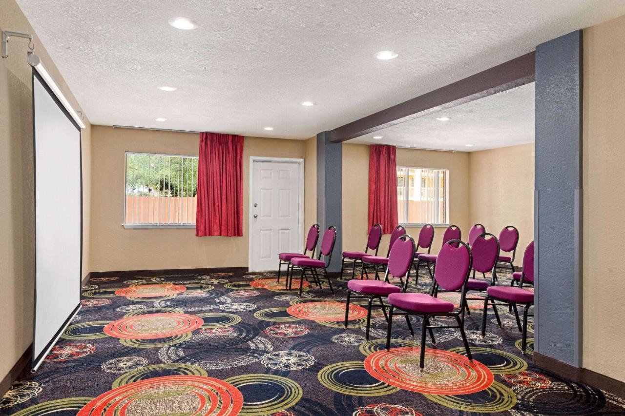 Hotel Ramada By Wyndham Near Seaworld - Lackland Afb
