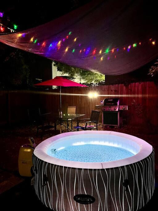 Spacious Arcade Retreat: Hot Tub Haven Near Airport San Antonio