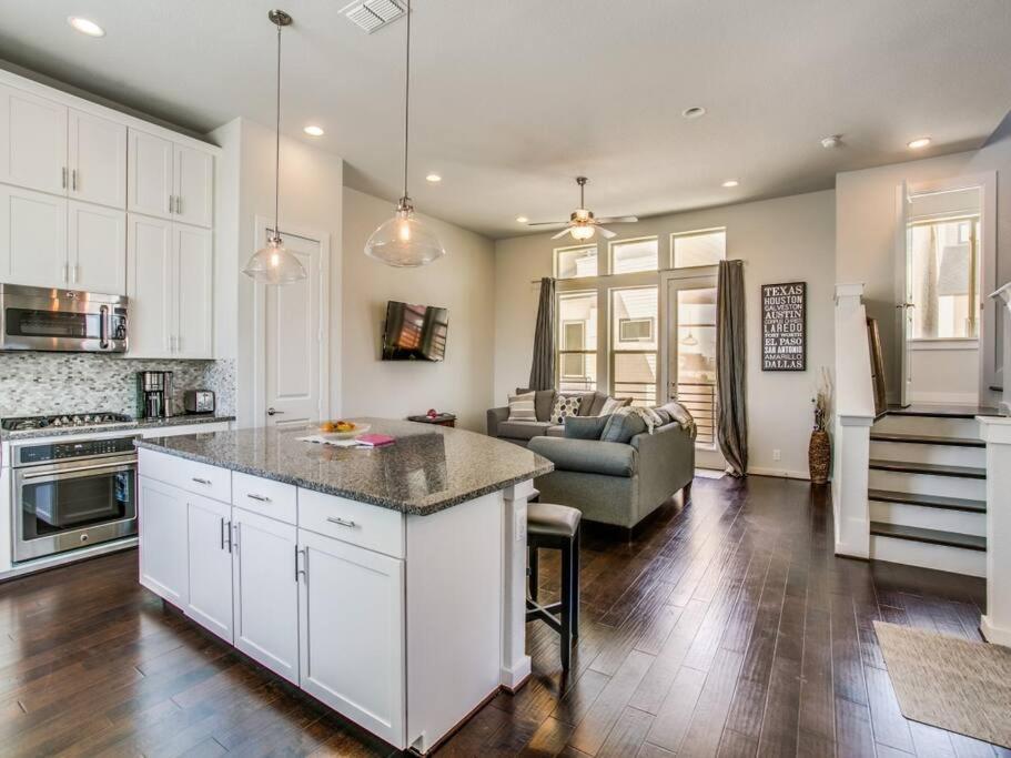 Elegant 3 Bed Walk To Riverwalk/pearl/st Mary Holiday home San Antonio