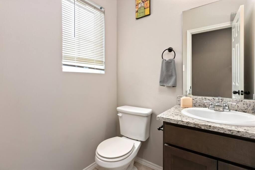 Spacious Arcade Retreat: Hot Tub Haven Near Airport San Antonio