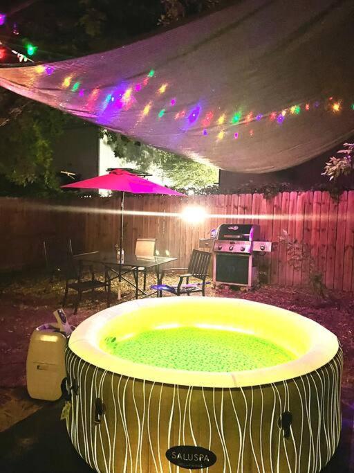 Spacious Arcade Retreat: Hot Tub Haven Near Airport * San Antonio