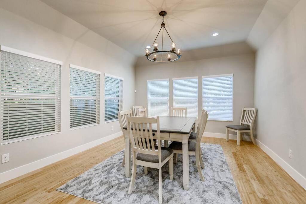 New 4 Bdrm Off St Mary's Mins To Pearl/river! *