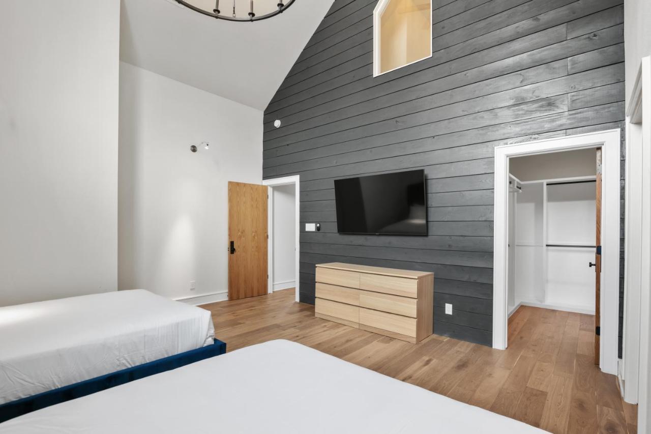 Riverwalk Plaza 3*