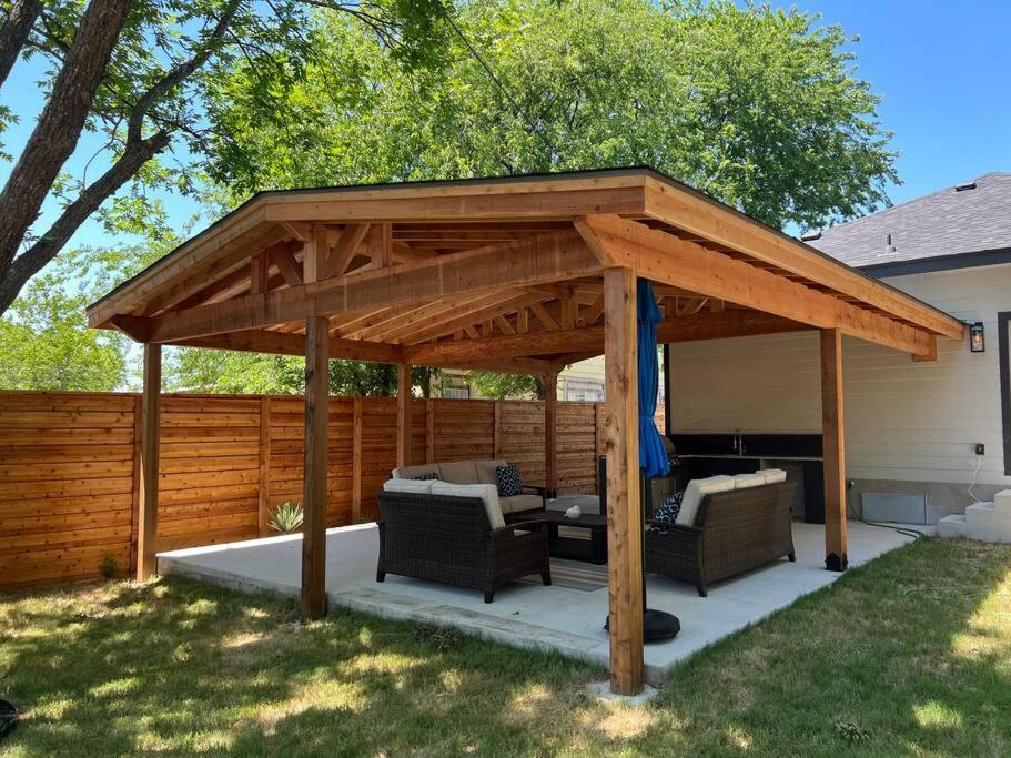 The Retreat At Rigsby-all New 3bdrm/2.5 Bath Villa