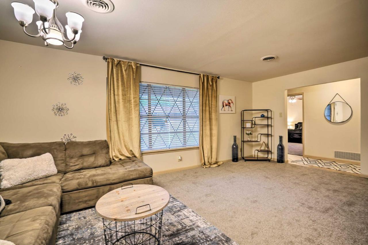 Cozy With Patio, 1 Mi To Airport! Holiday home *