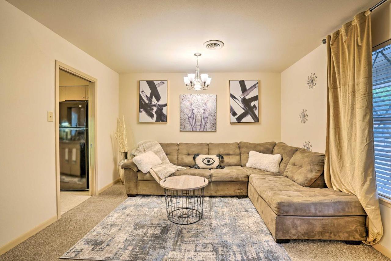 Cozy With Patio, 1 Mi To Airport! Holiday home *