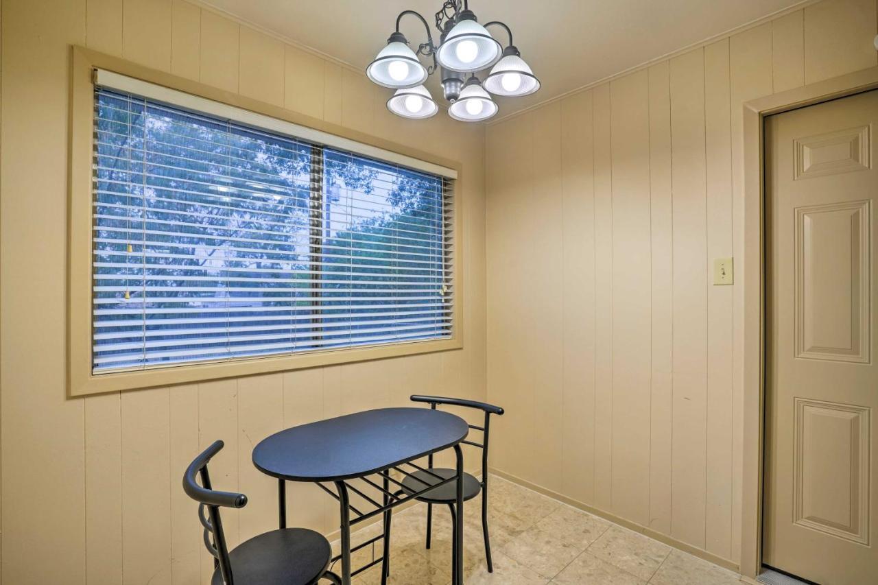 Cozy With Patio, 1 Mi To Airport! Holiday home