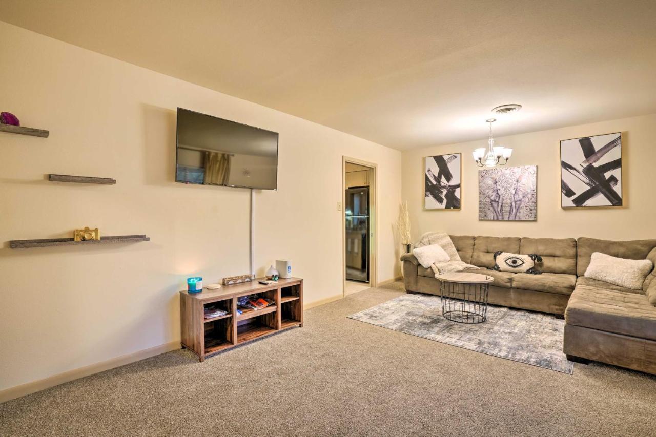 Cozy With Patio, 1 Mi To Airport! Holiday home *