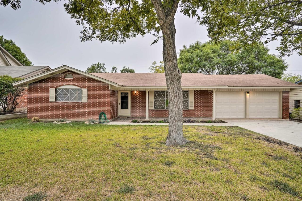 Cozy With Patio, 1 Mi To Airport! Holiday home