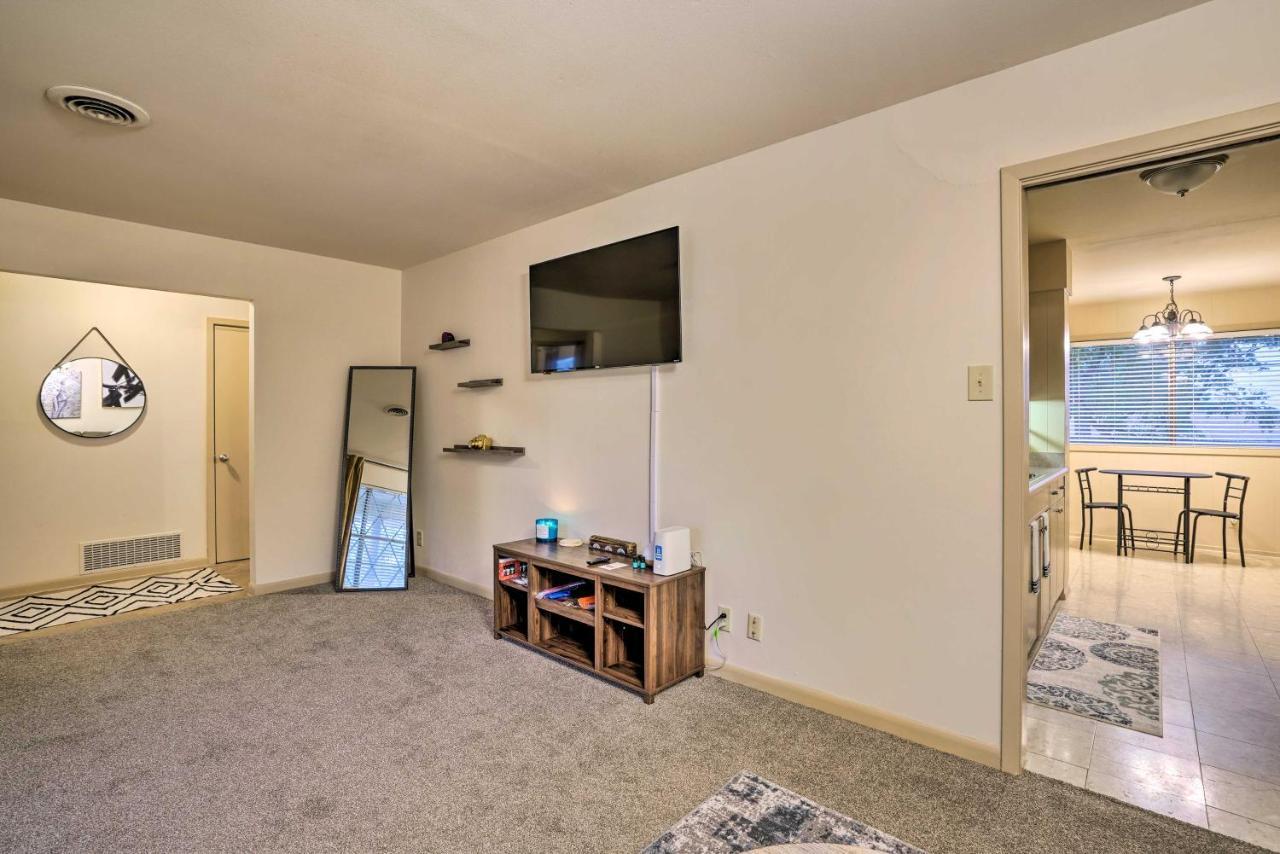 Cozy With Patio, 1 Mi To Airport! Holiday home *
