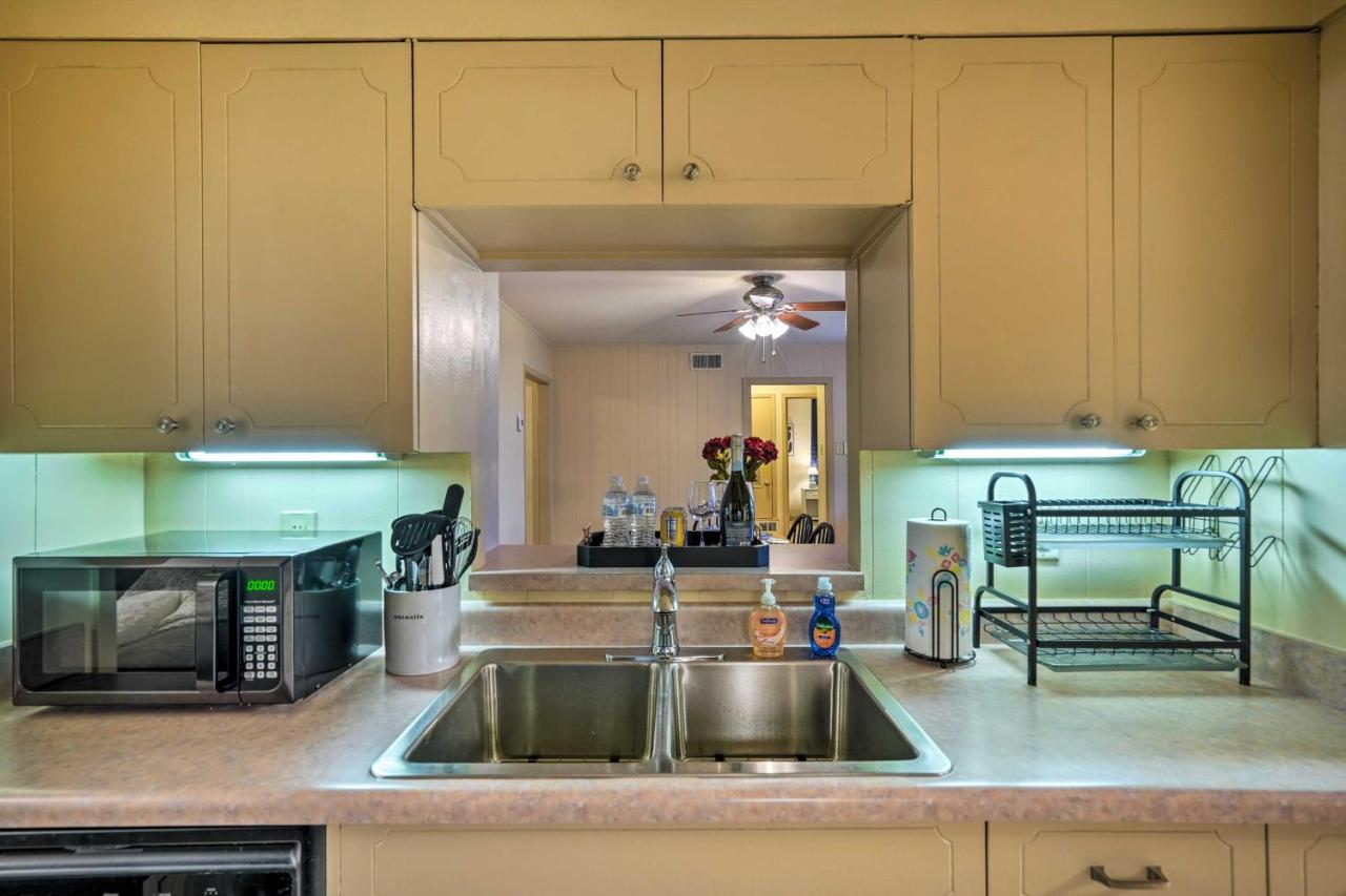 Holiday home Cozy With Patio, 1 Mi To Airport! *