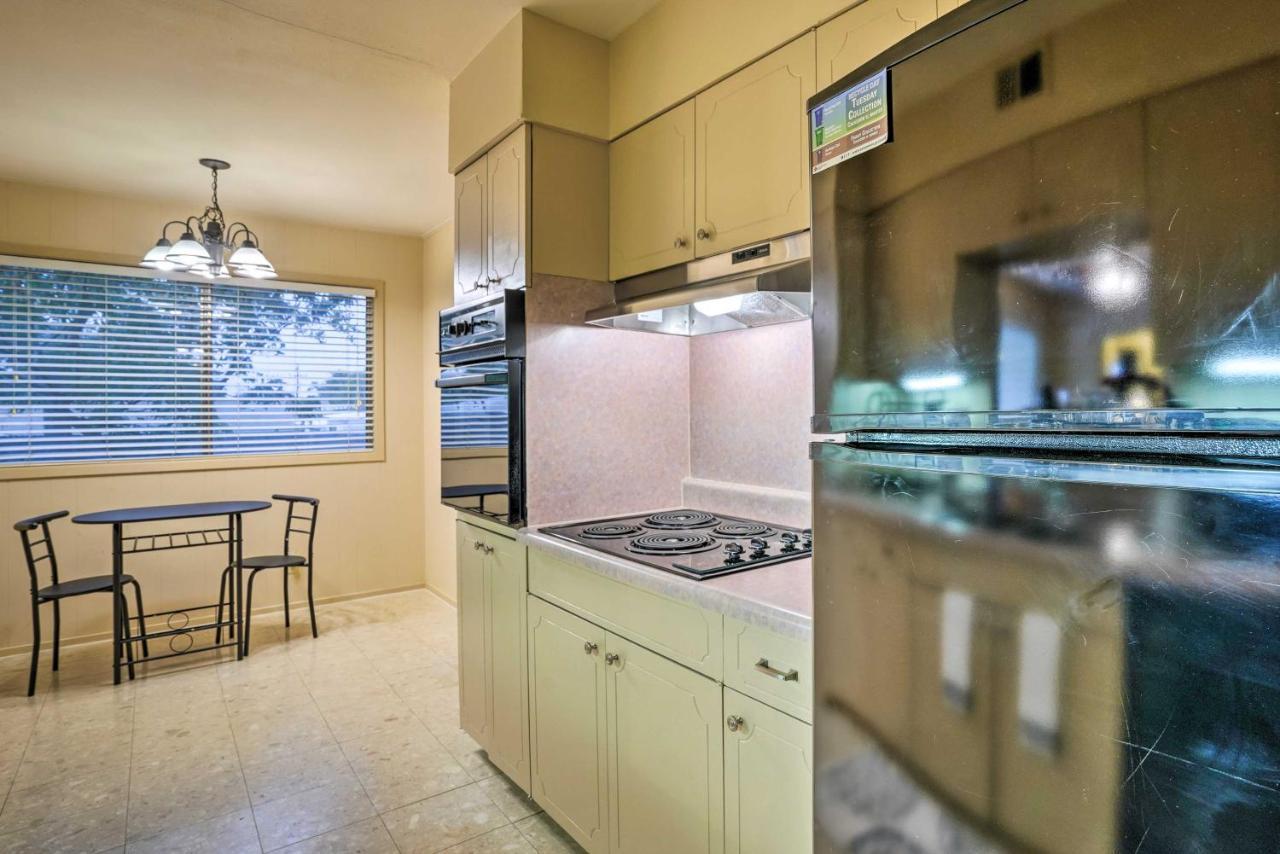 Cozy With Patio, 1 Mi To Airport! Holiday home *