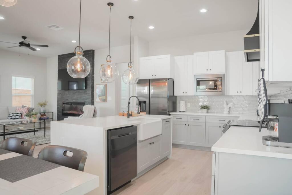 The Retreat At Rigsby-all New 3bdrm/2.5 Bath Villa San Antonio