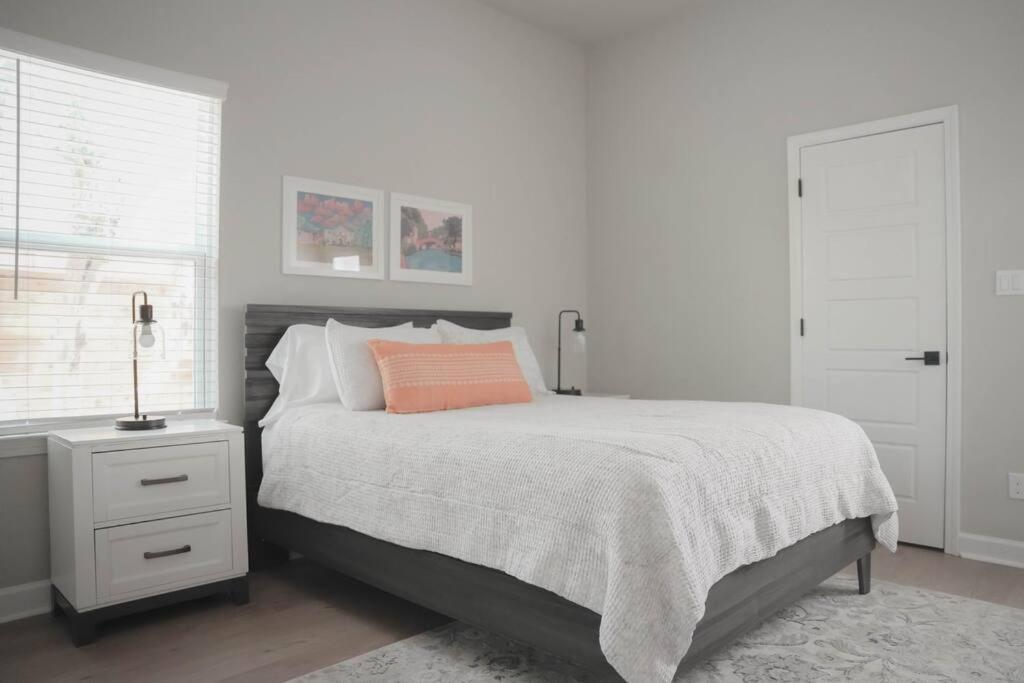 The Retreat At Rigsby-all New 3bdrm/2.5 Bath * San Antonio